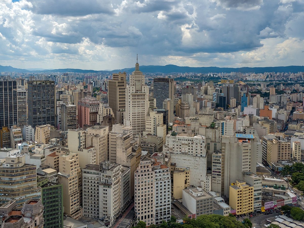 Centro de São Paulo com o Farol Santander ao fundo