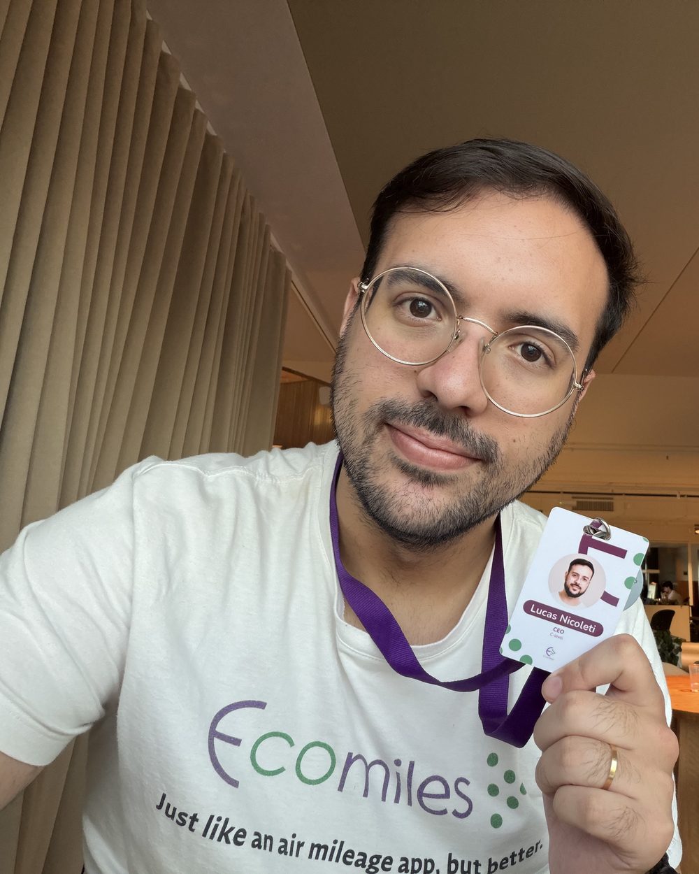 Lucas Nicoleti, CEO da Ecomilhas, mostrando o próprio crachá