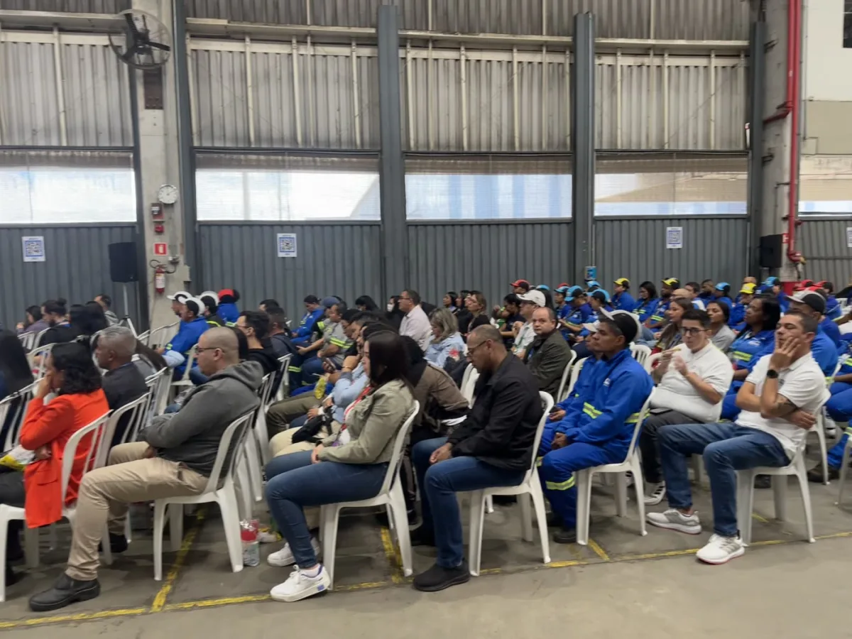 Colaboradores da fábrica e do administrativo reunidos em evento interno na Tekbond